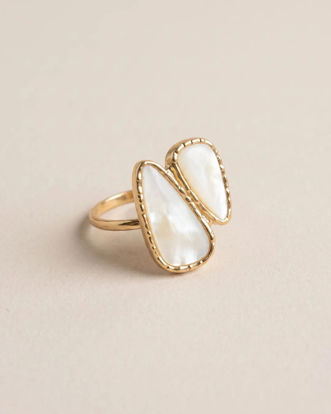 Bague Double Cabochon Nacre Dorée, packshot sur fond beige