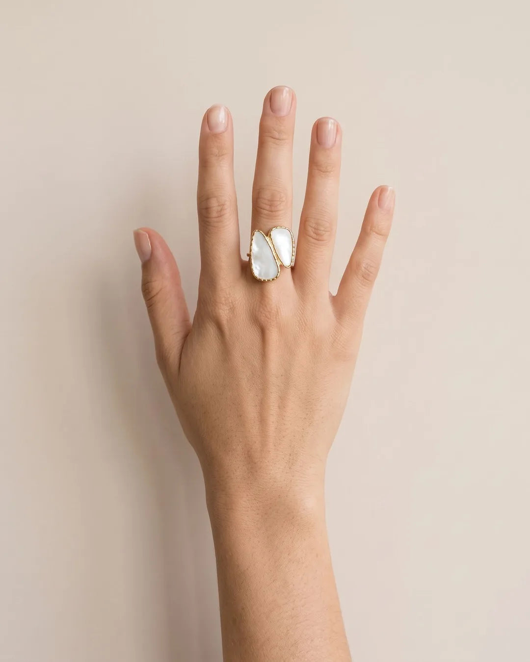 Bague Double Cabochon Nacre Dorée portée