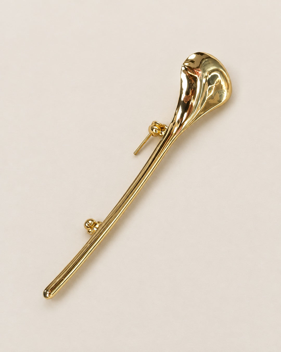 Broche Épingle Cornet Dorée, packshot sur fond beige