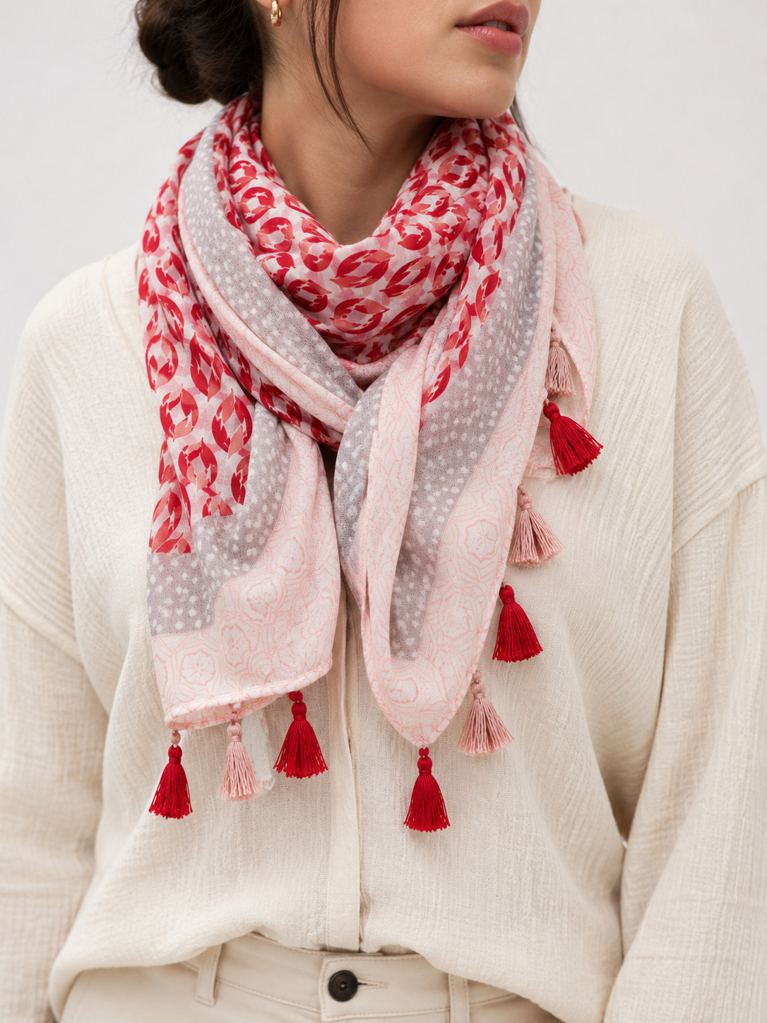 Foulard Imprimé Tulipes Rouges Pompons Bicolores Rose Poudré - ModeAccess