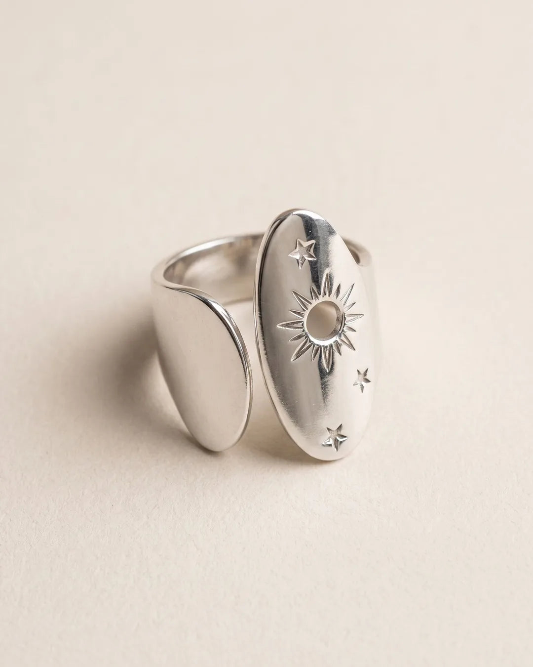 Bague Ovale Soleil Étoiles Argentée, packshot sur fond beige