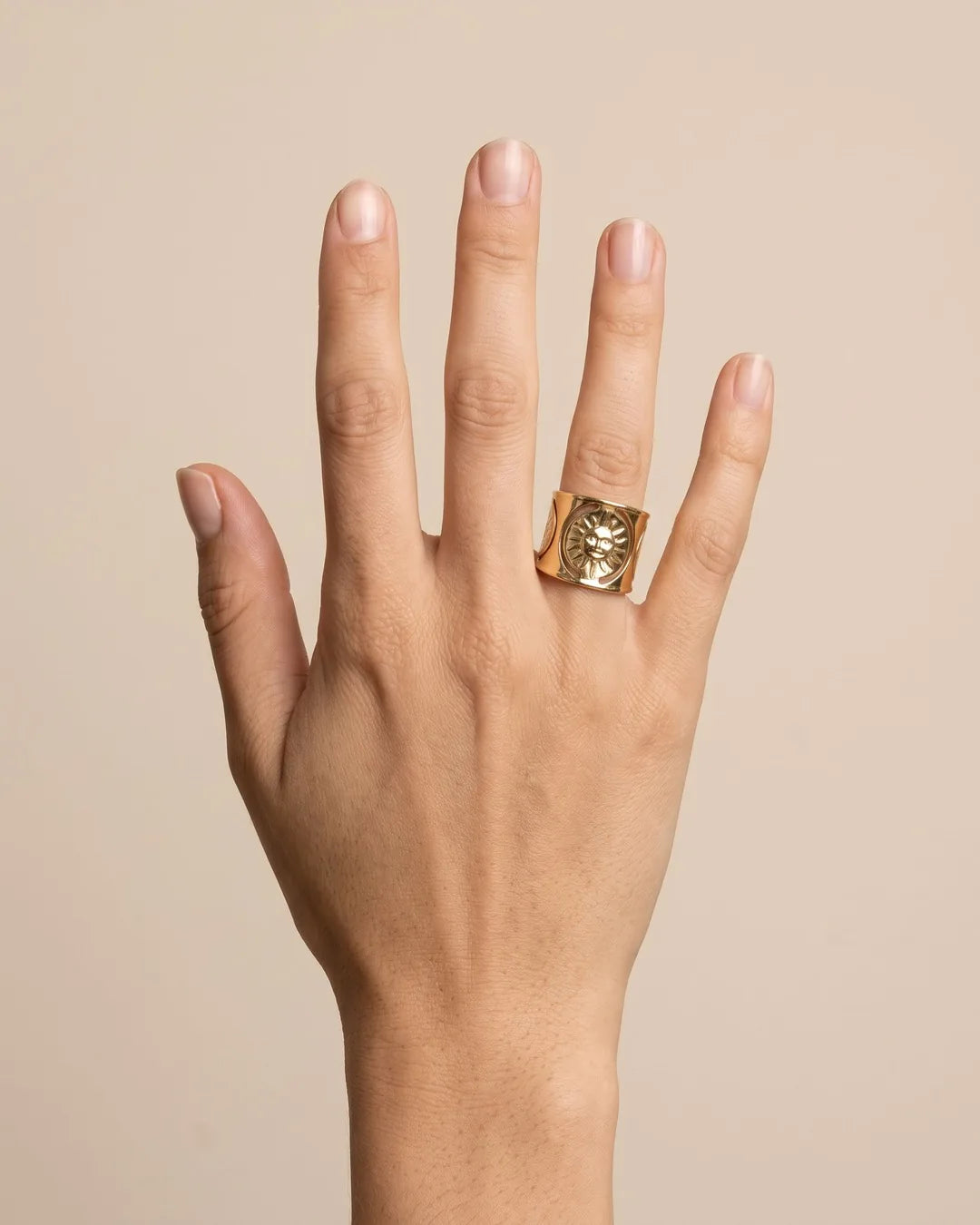 Bague Large Soleil Gravé Dorée portée