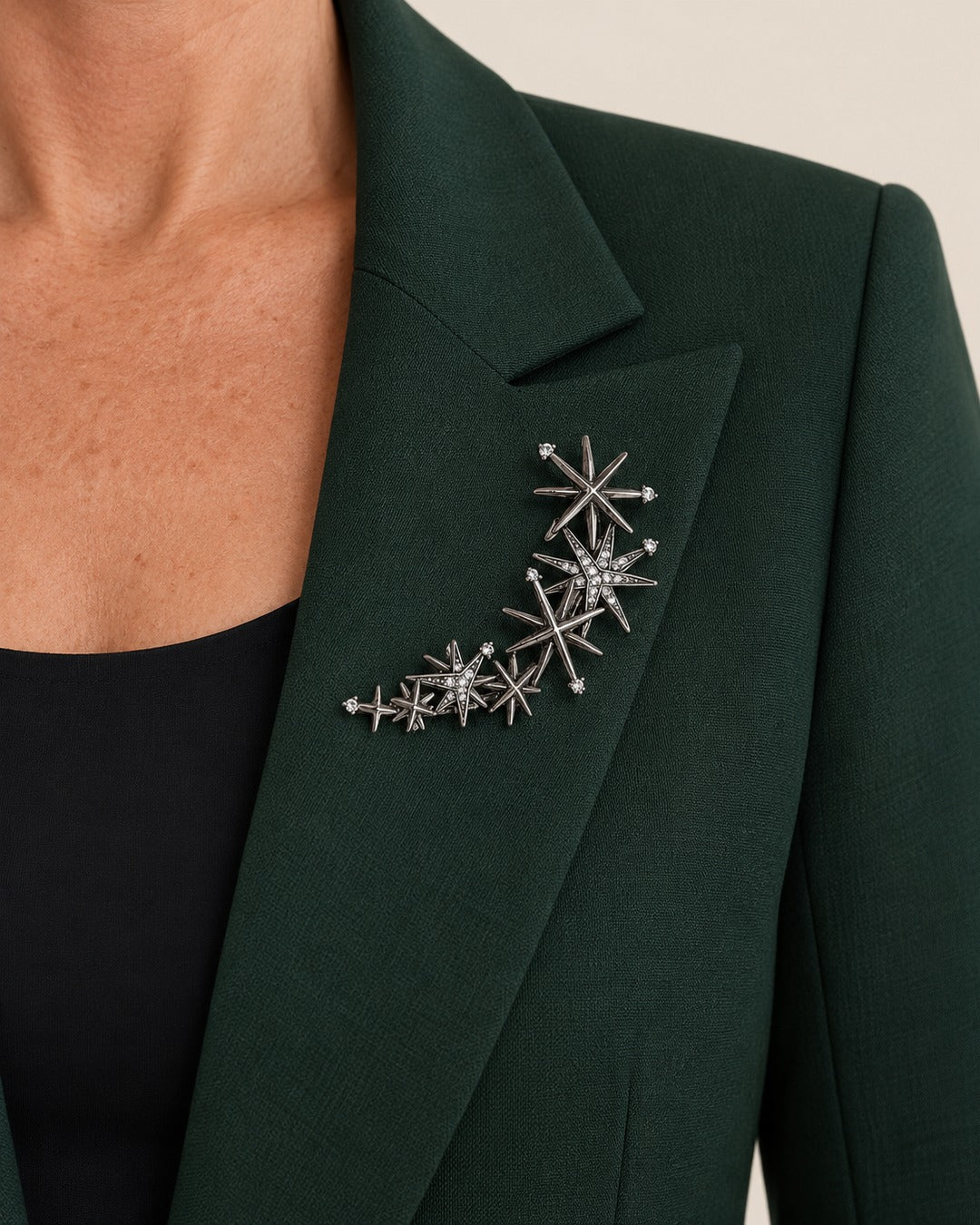 Broche Étoiles Strass Argentée Vieillie, portée