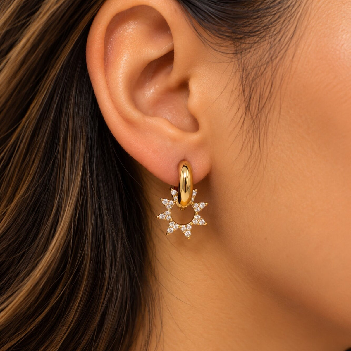 Boucles d’Oreilles Créoles Soleil Strass Dorées