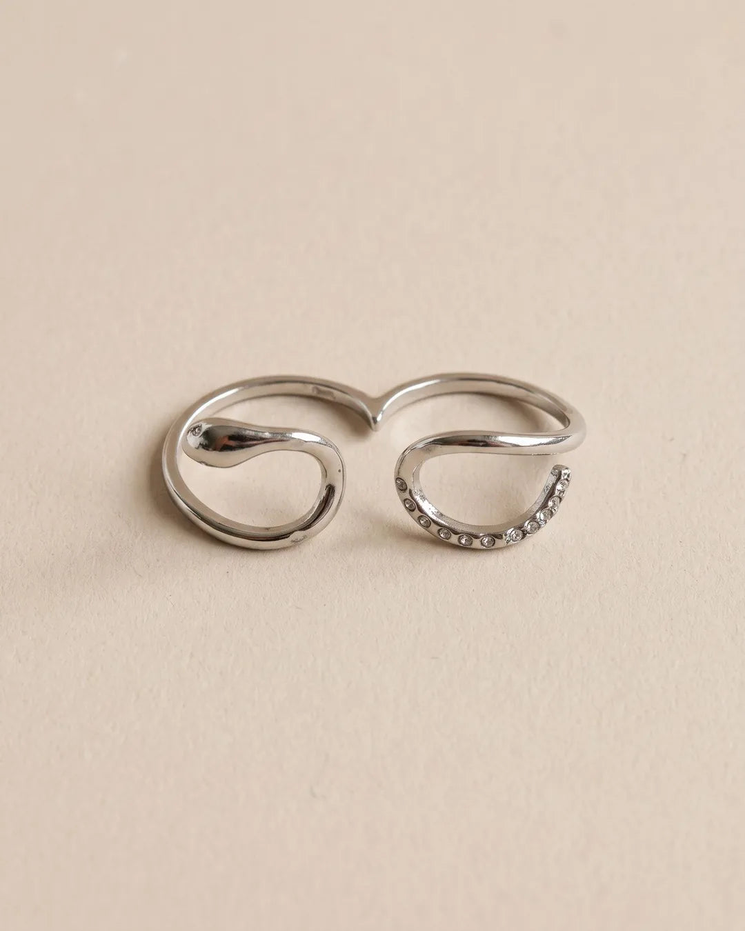 Bague Double Doigt Serpent Cristaux Argentée, packshot sur fond beige