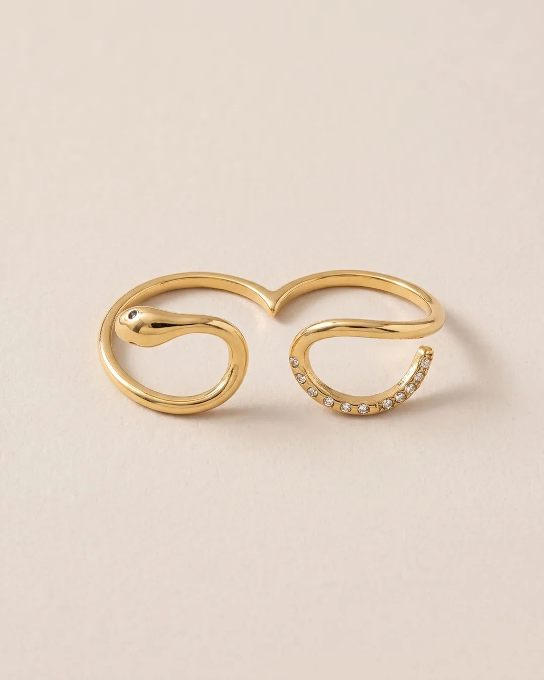 Bague Double Doigt Serpent Cristaux Dorée, packshot sur fond beige