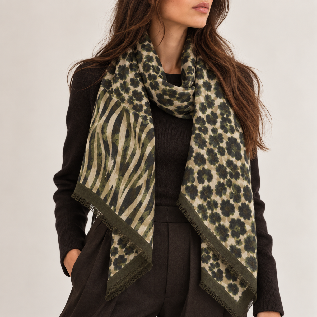 Foulard Carré Imprimé Safari Floral Frangé Noir Porté - ModeAccess