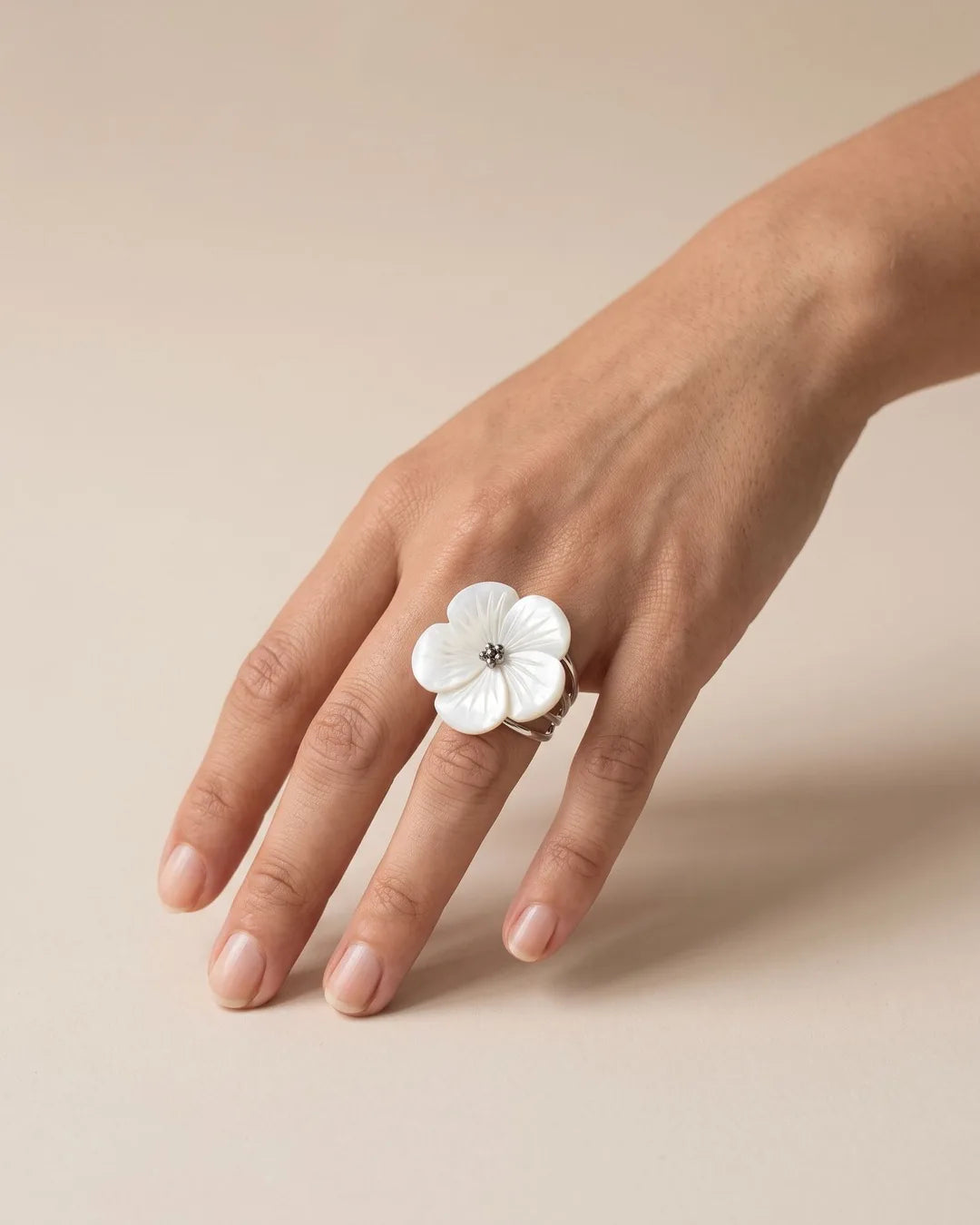 Bague Fleur Nacre Argentée portée, autre vue