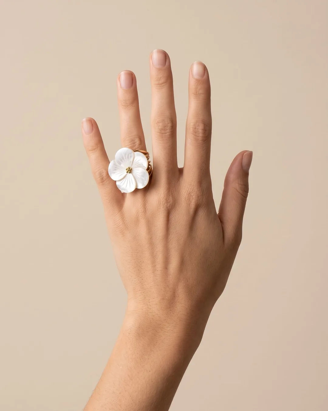 Bague Fleur Nacre Dorée portée