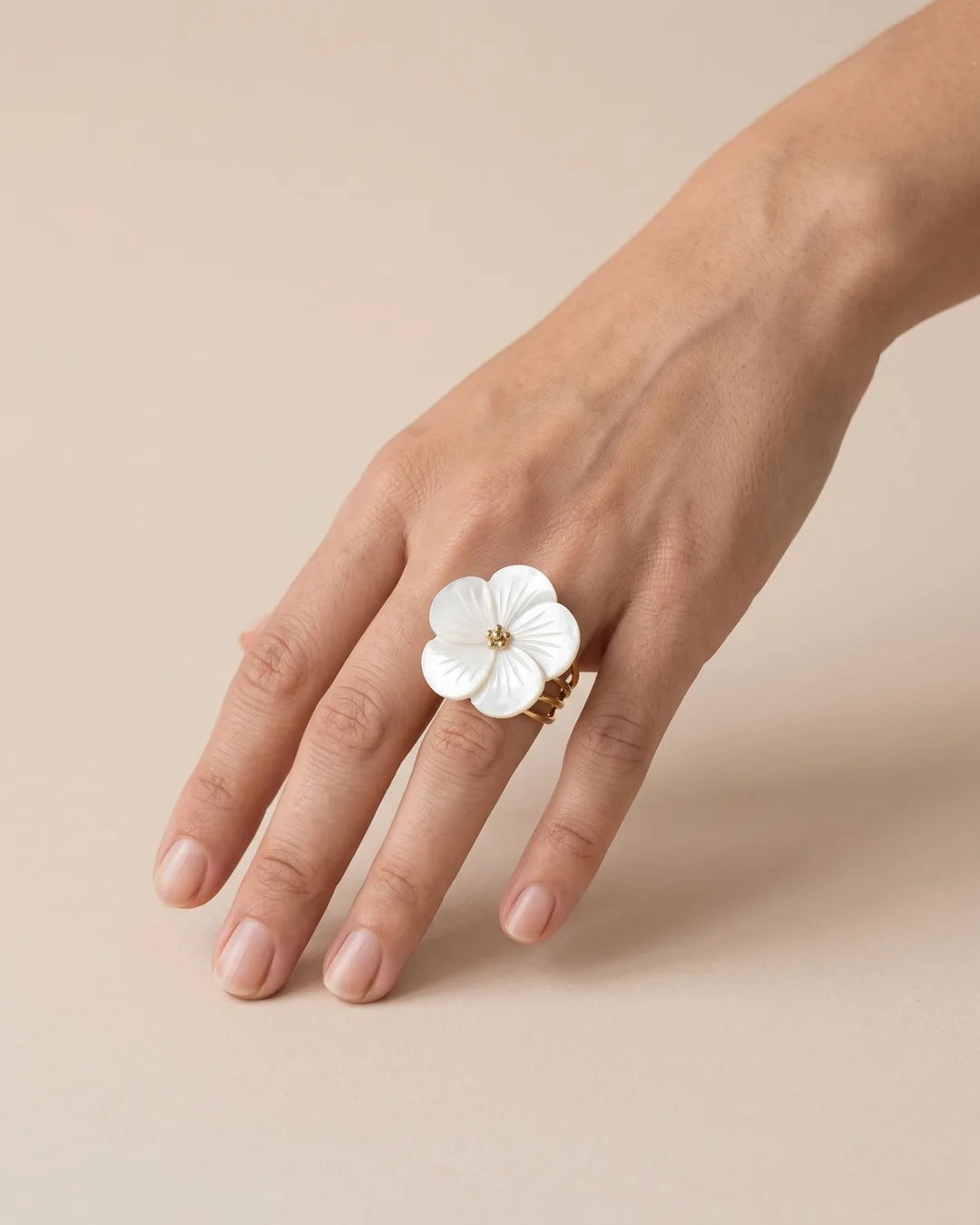 Bague Fleur Nacre Dorée portée, autre vue