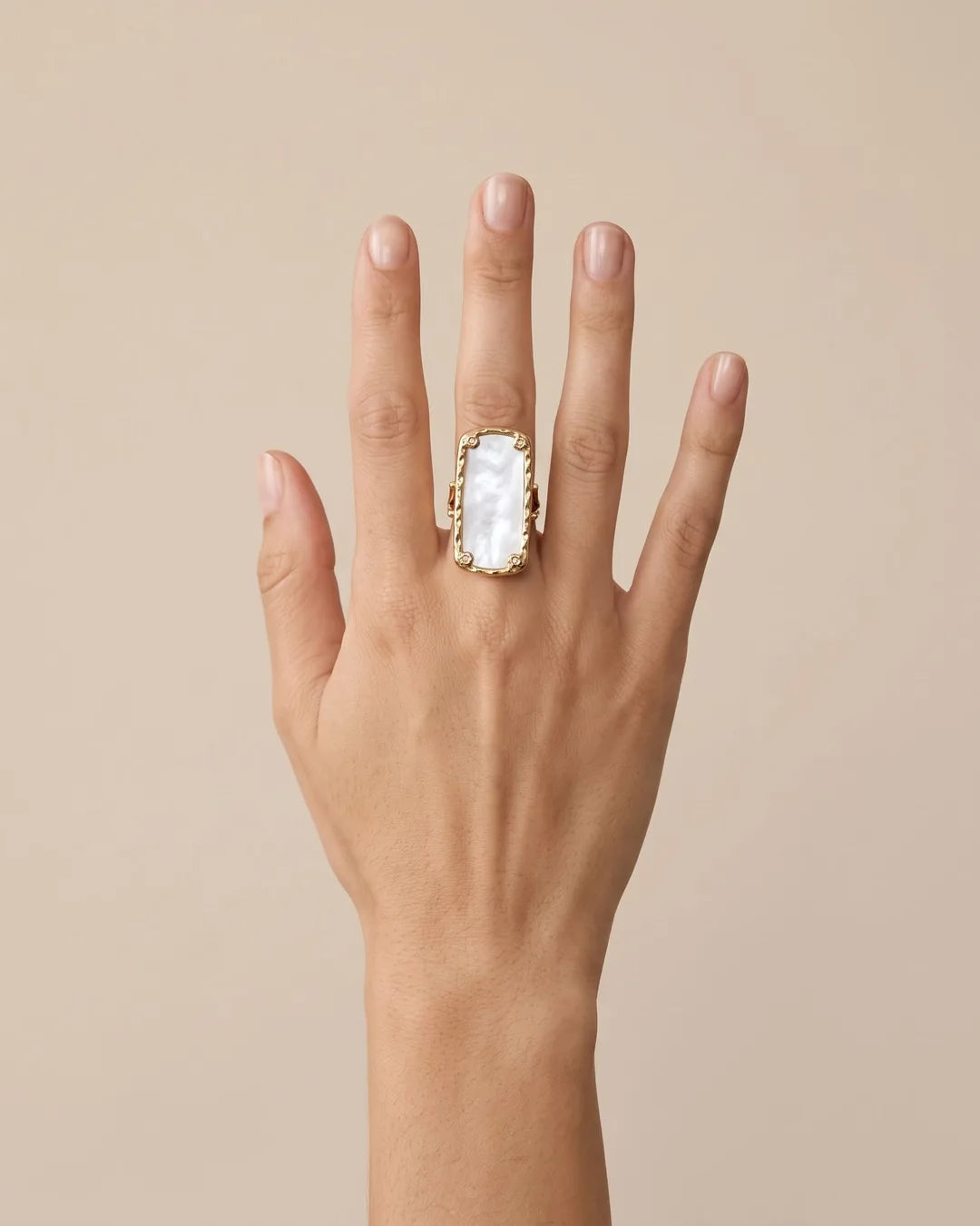 Bague Rectangle Nacre Dorée portée