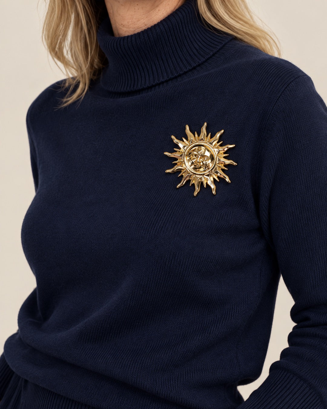 Broche Soleil Visage Doré, portée