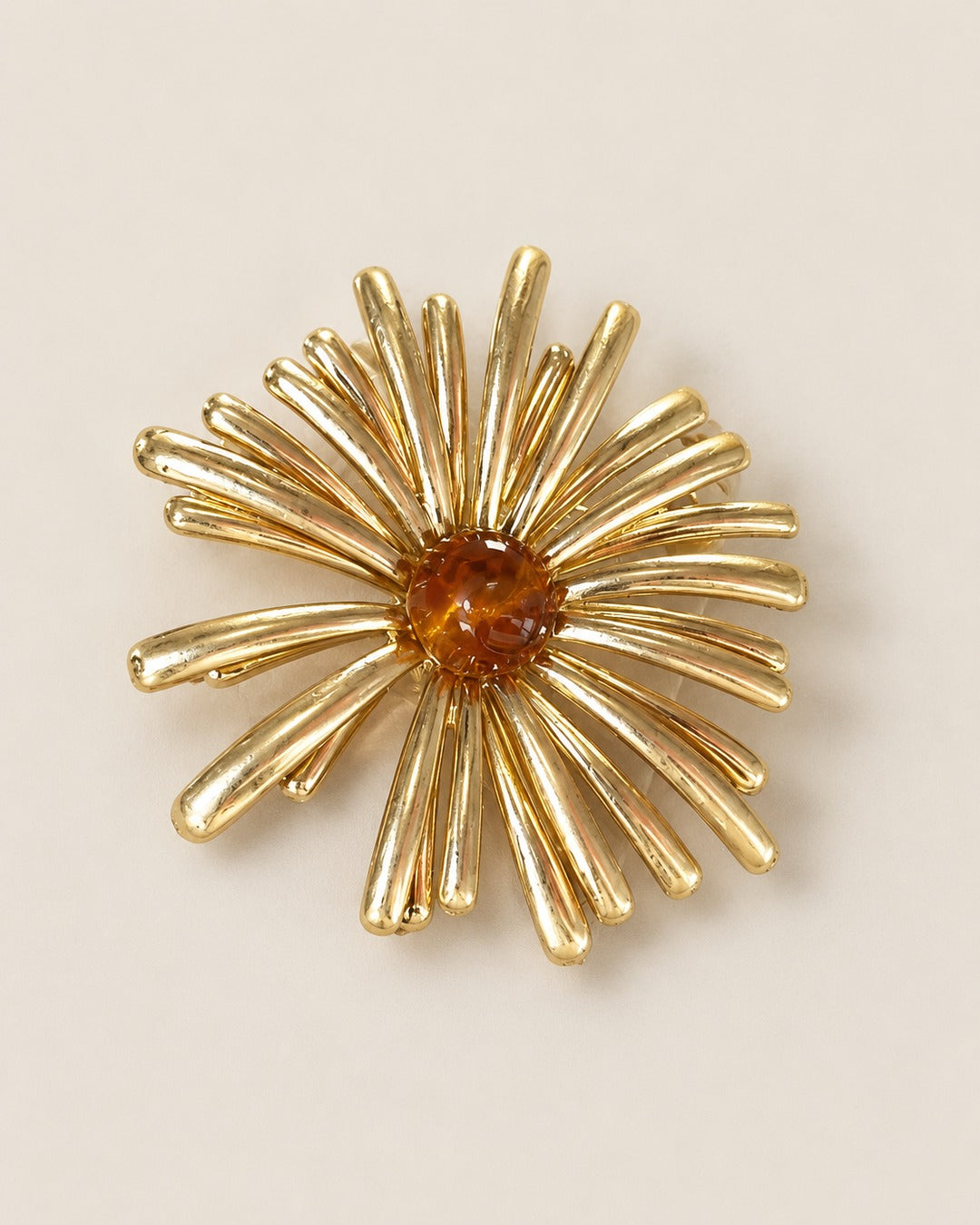 Broche Fleur Rayons Dorée, packshot sur fond beige