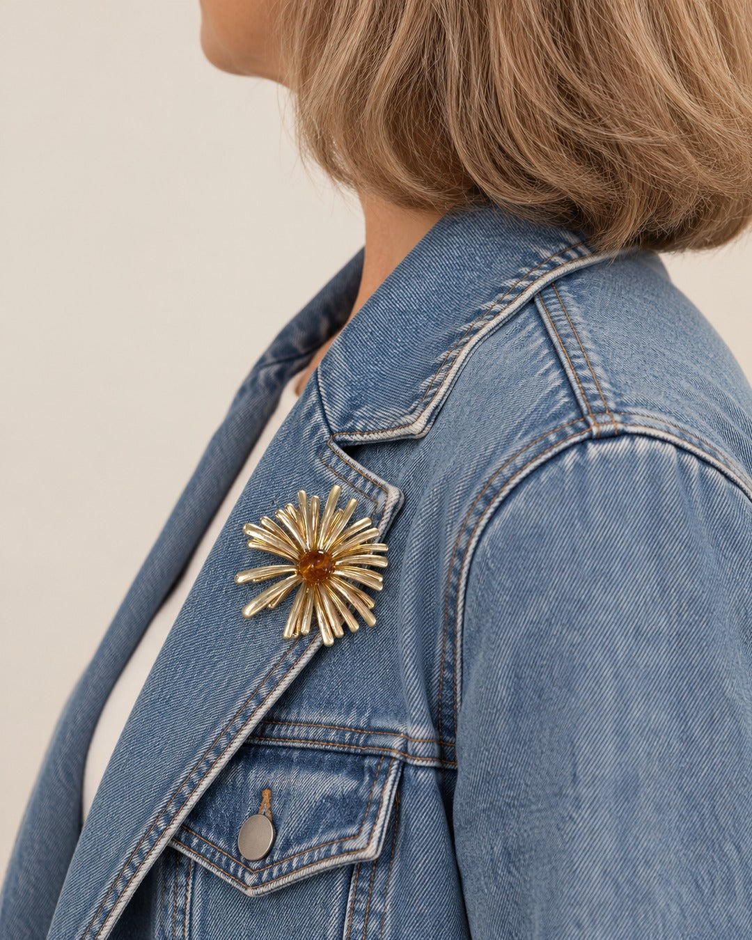 Broche Fleur Rayons Dorée, portée