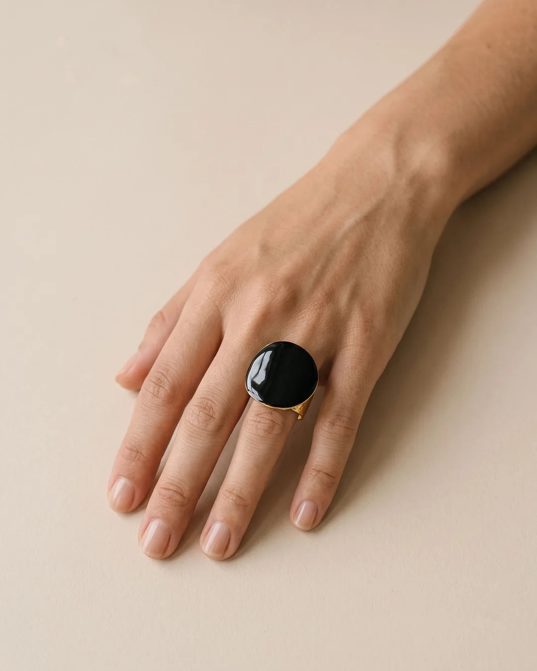 Bague Grand Dôme Noir Laqué Dorée portée, autre vue