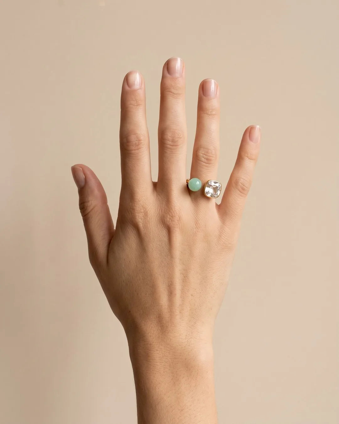 Bague Toi et Moi Pierre Verte Dorée portée