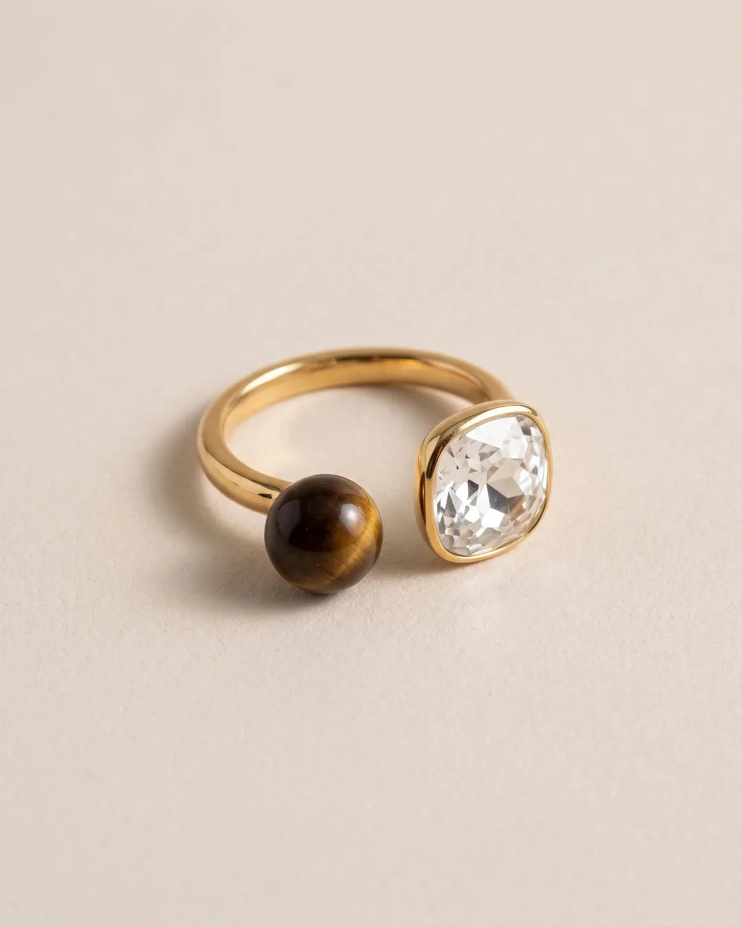 Bague Toi et Moi Pierre Brune Dorée, packshot sur fond beige