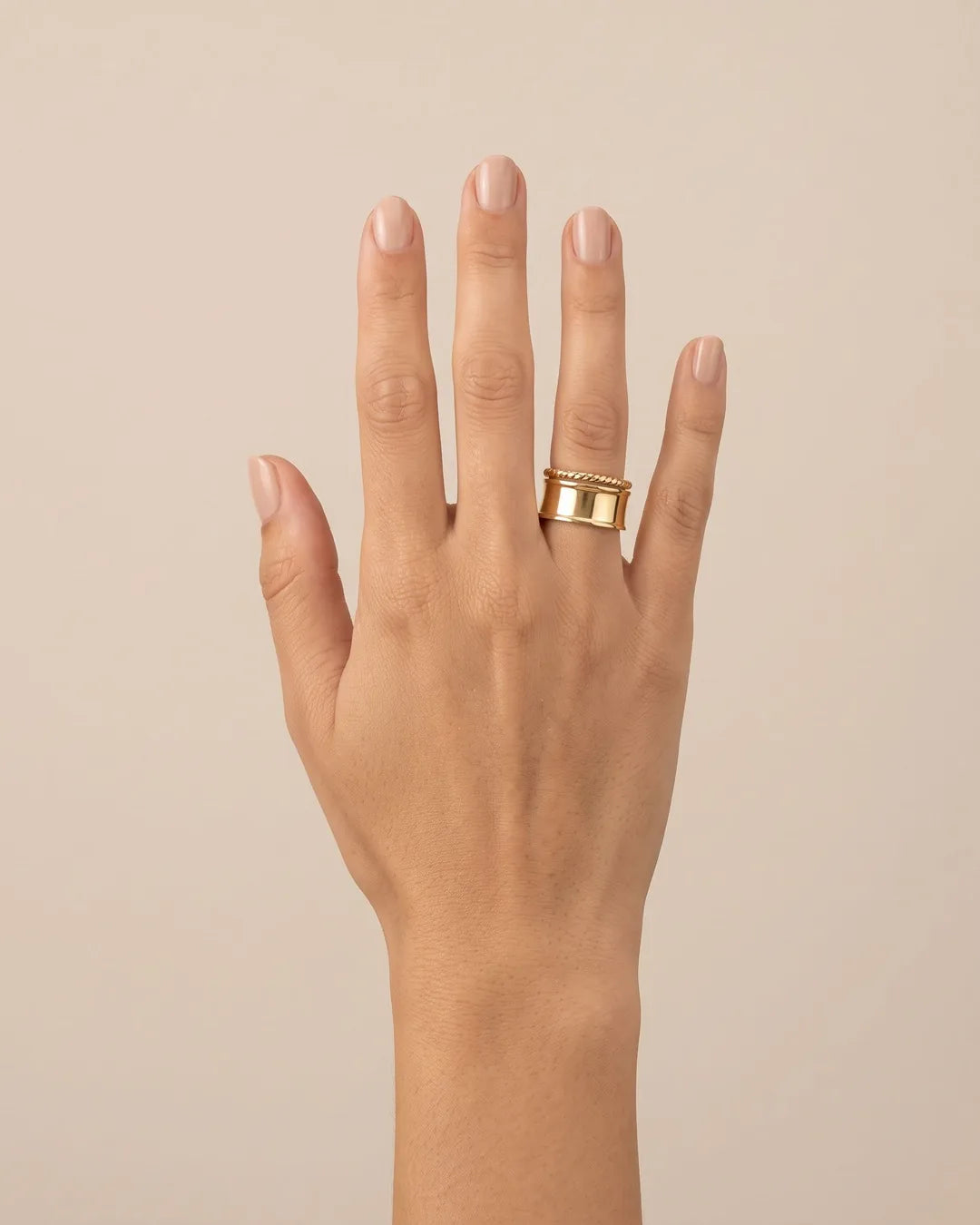 Bague Jonc Large Torsade Dorée portée