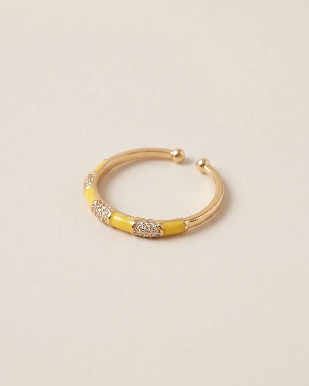 Bague Fine Émail Jaune Cristaux Dorée, packshot sur fond beige