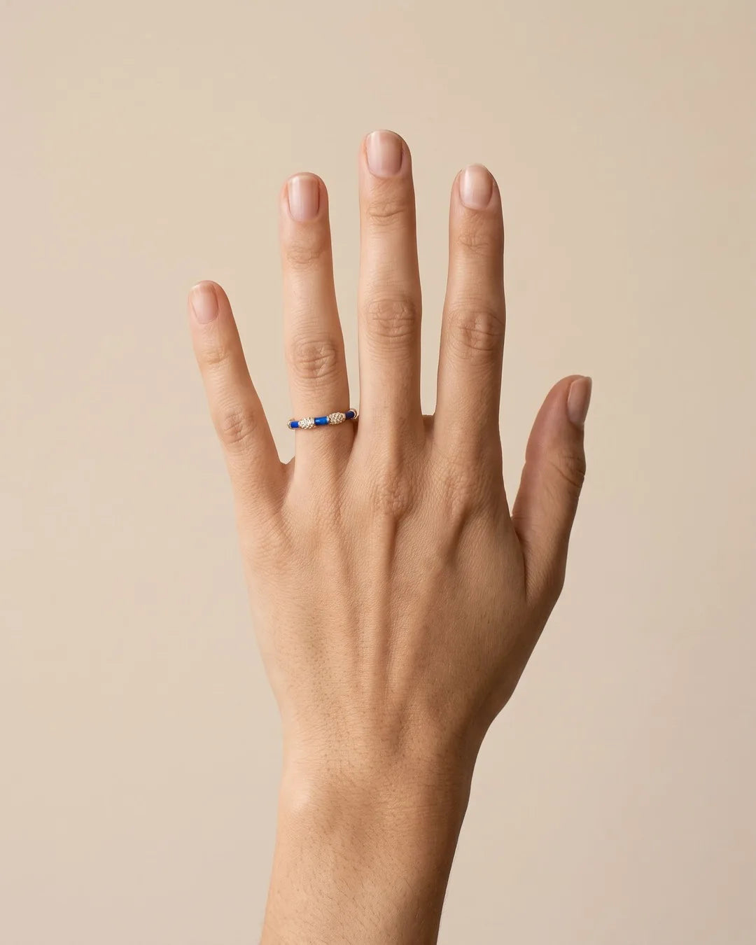 Bague Fine Émail Bleu Cristaux Dorée portée