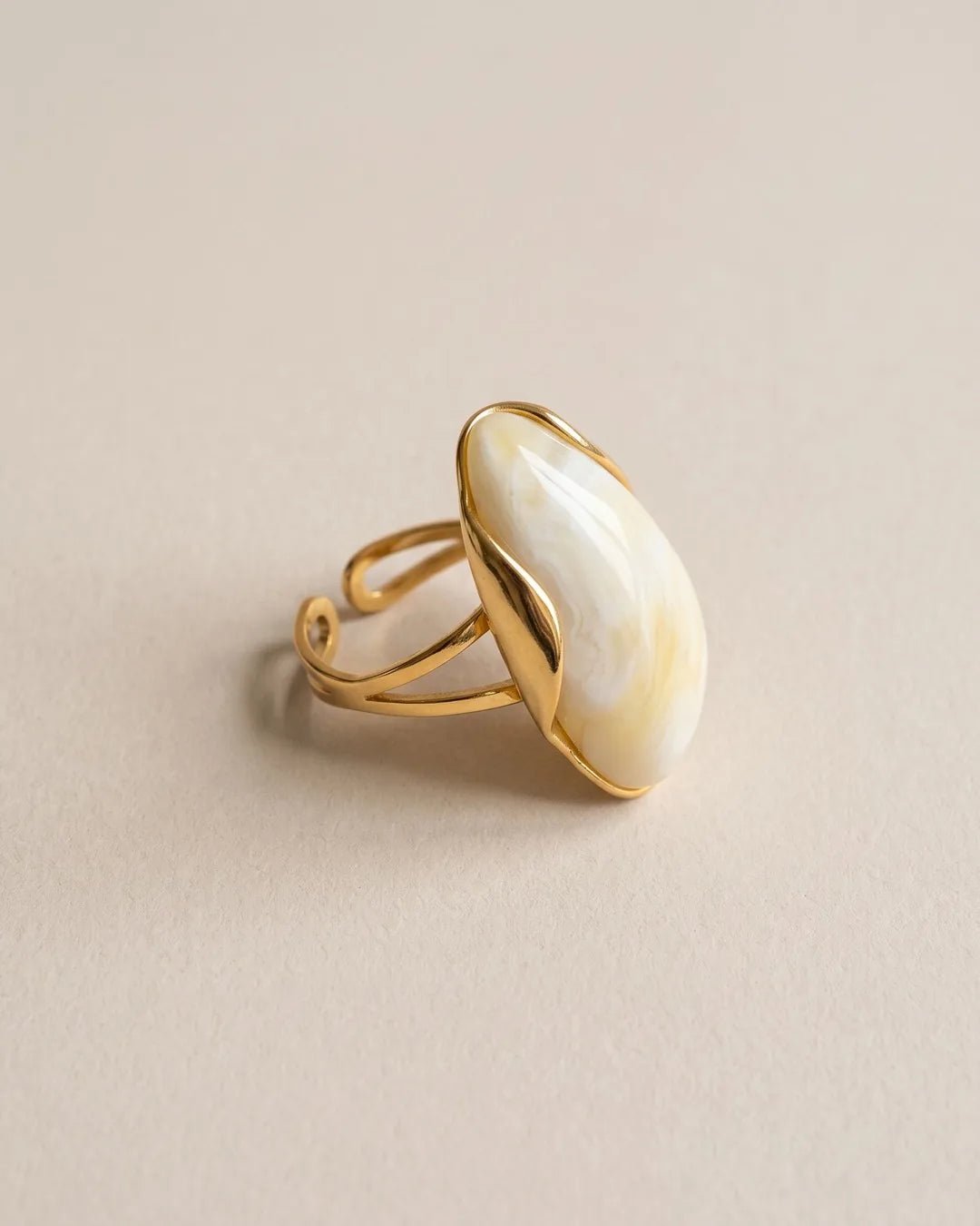 Bague Grand Cabochon Crème Dorée, packshot sur fond beige