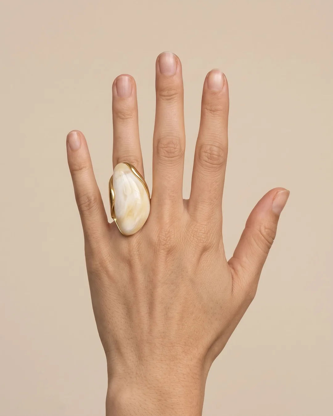 Bague Grand Cabochon Crème Dorée portée