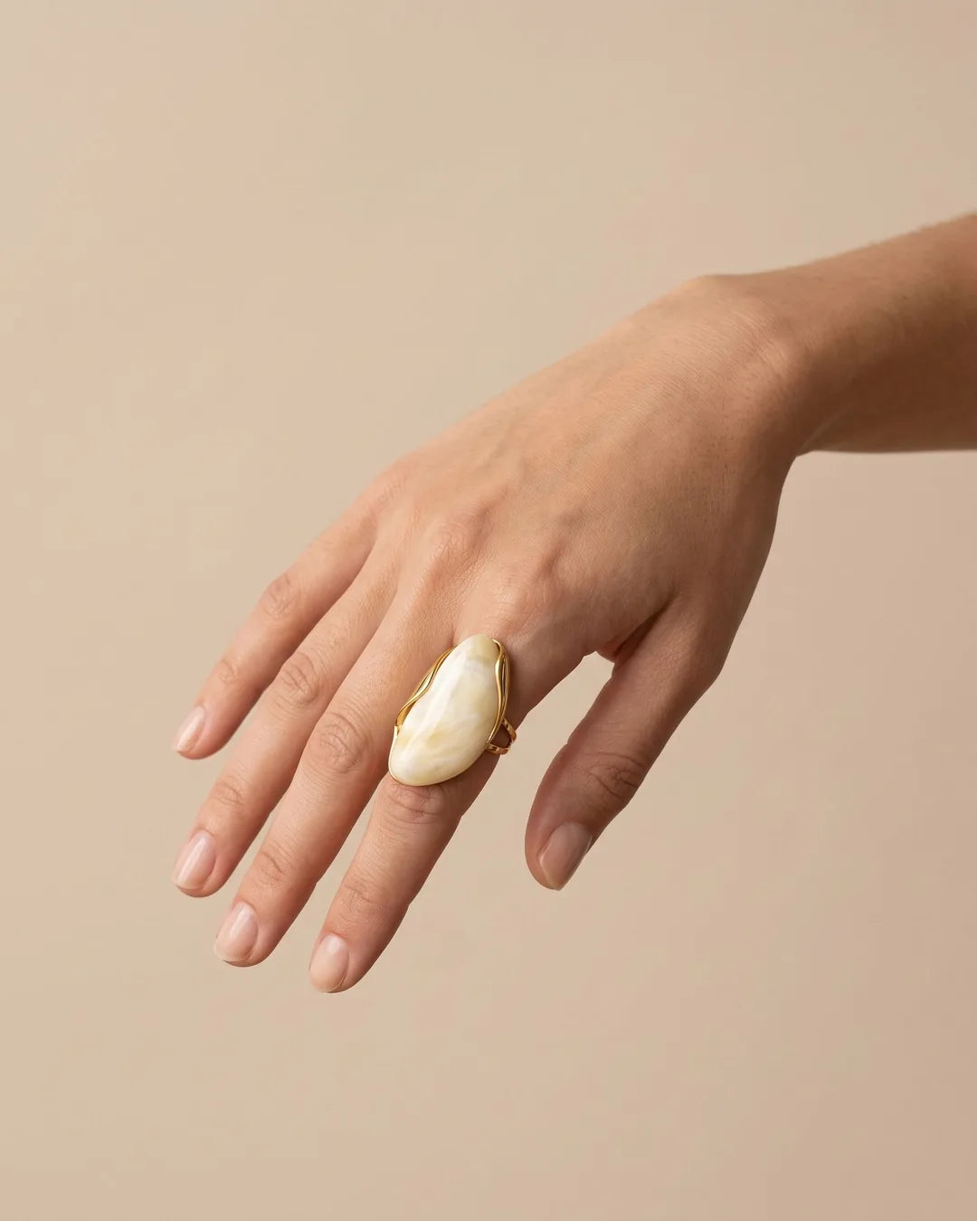 Bague Grand Cabochon Crème Dorée portée, autre vue