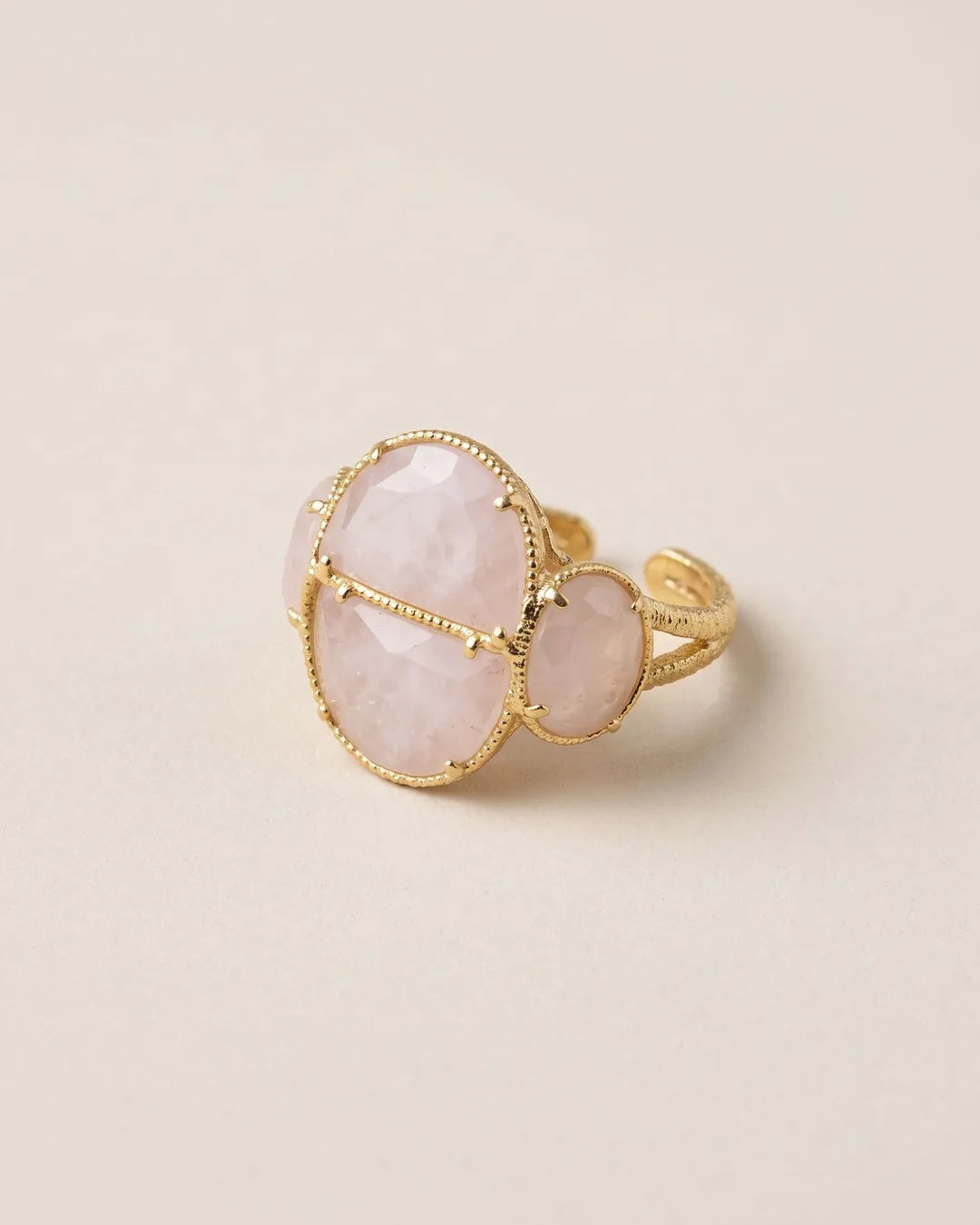 Bague Trois Pierres Rose Pâle Dorée, packshot sur fond beige
