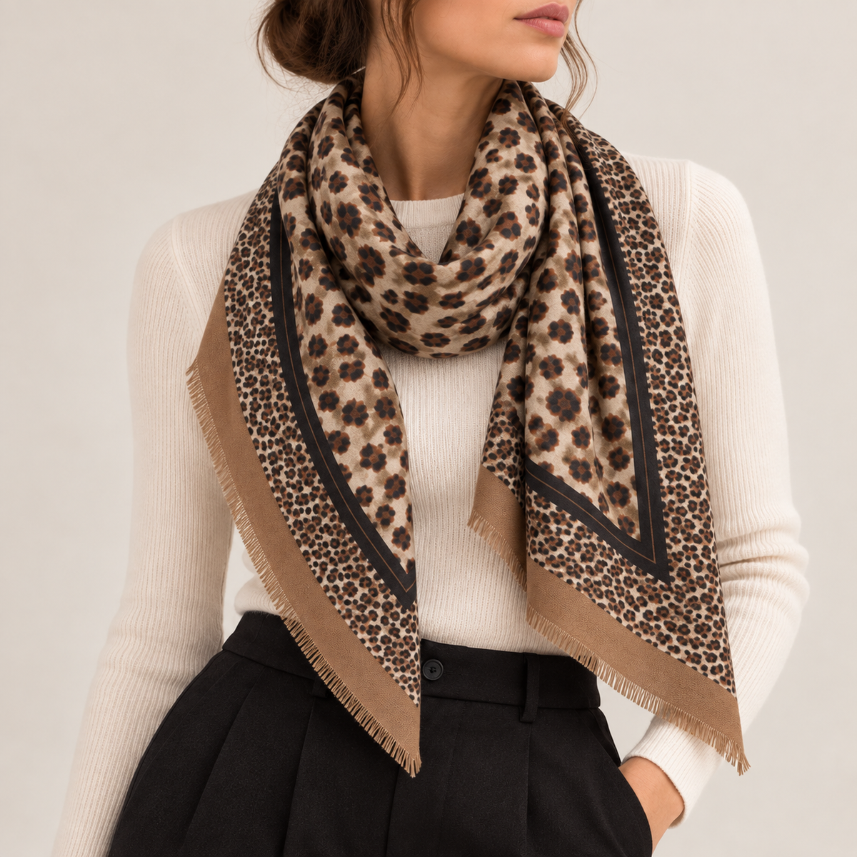 Foulard Carré Imprimé Léopard Frangé Écru Noir Angle - ModeAccess