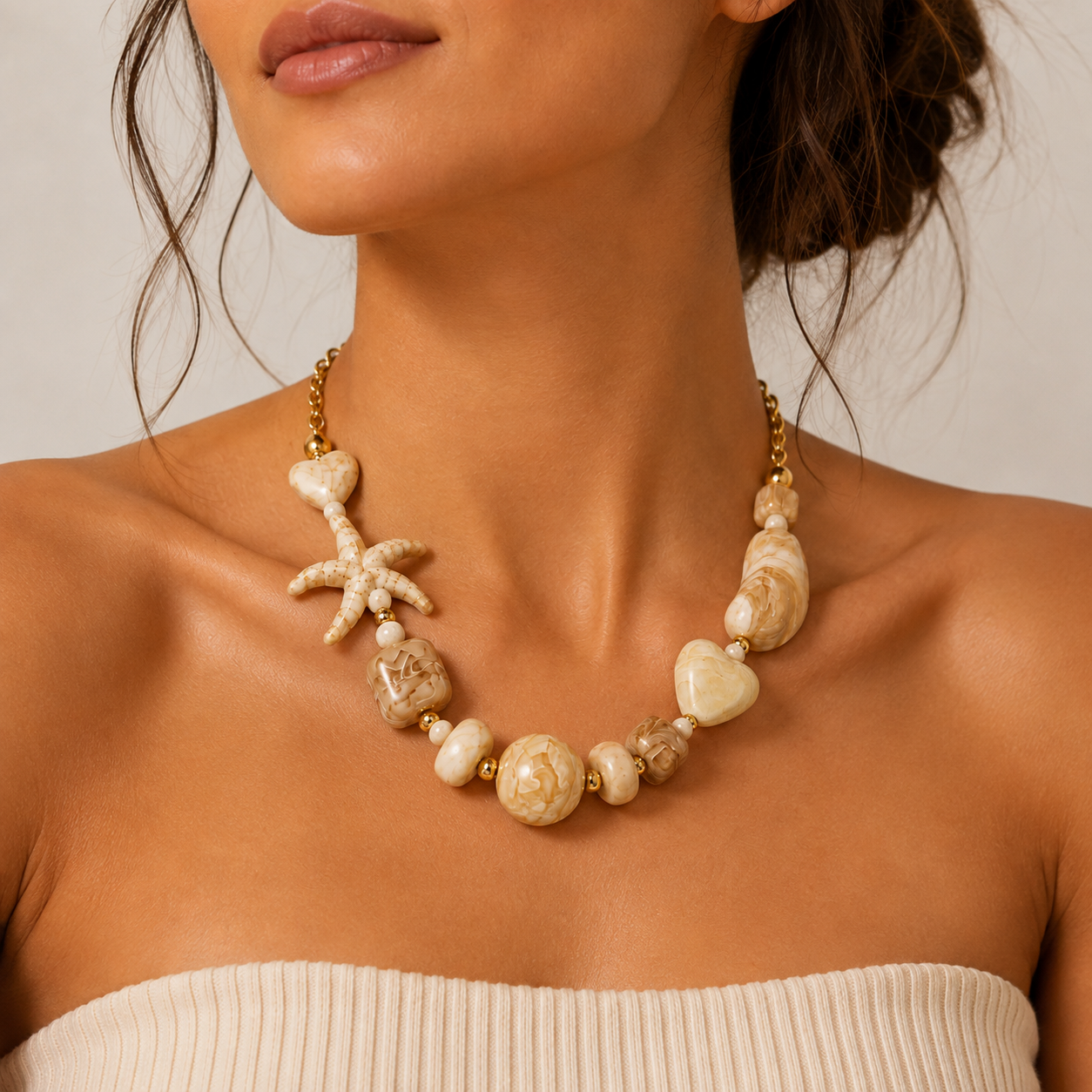 Collier Perles Résine Étoile de Mer Beige Porté - ModeAccess