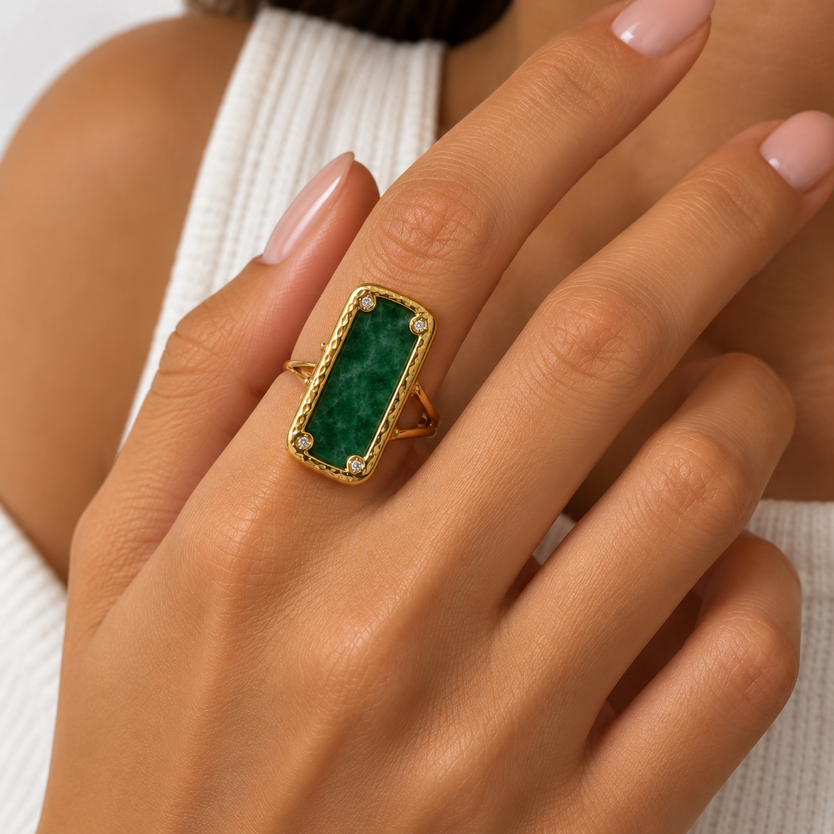 Bague Pierre Verte Cadre Doré Martelé - ModeAccess