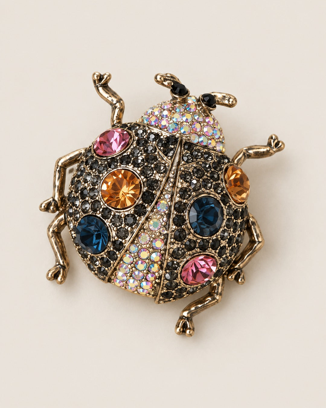 Broche Coccinelle Strass, packshot sur fond beige