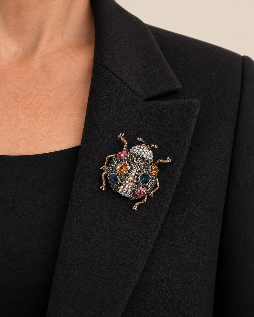 Broche Coccinelle Strass, portée