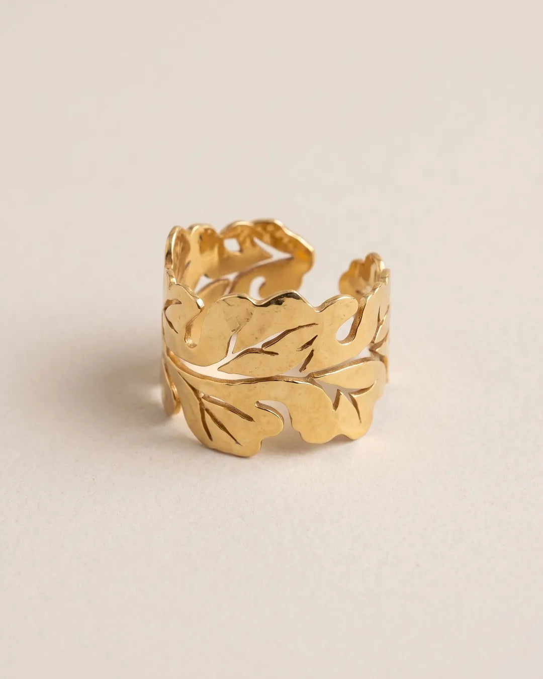 Bague Large Feuillage Ajouré Dorée, packshot sur fond beige