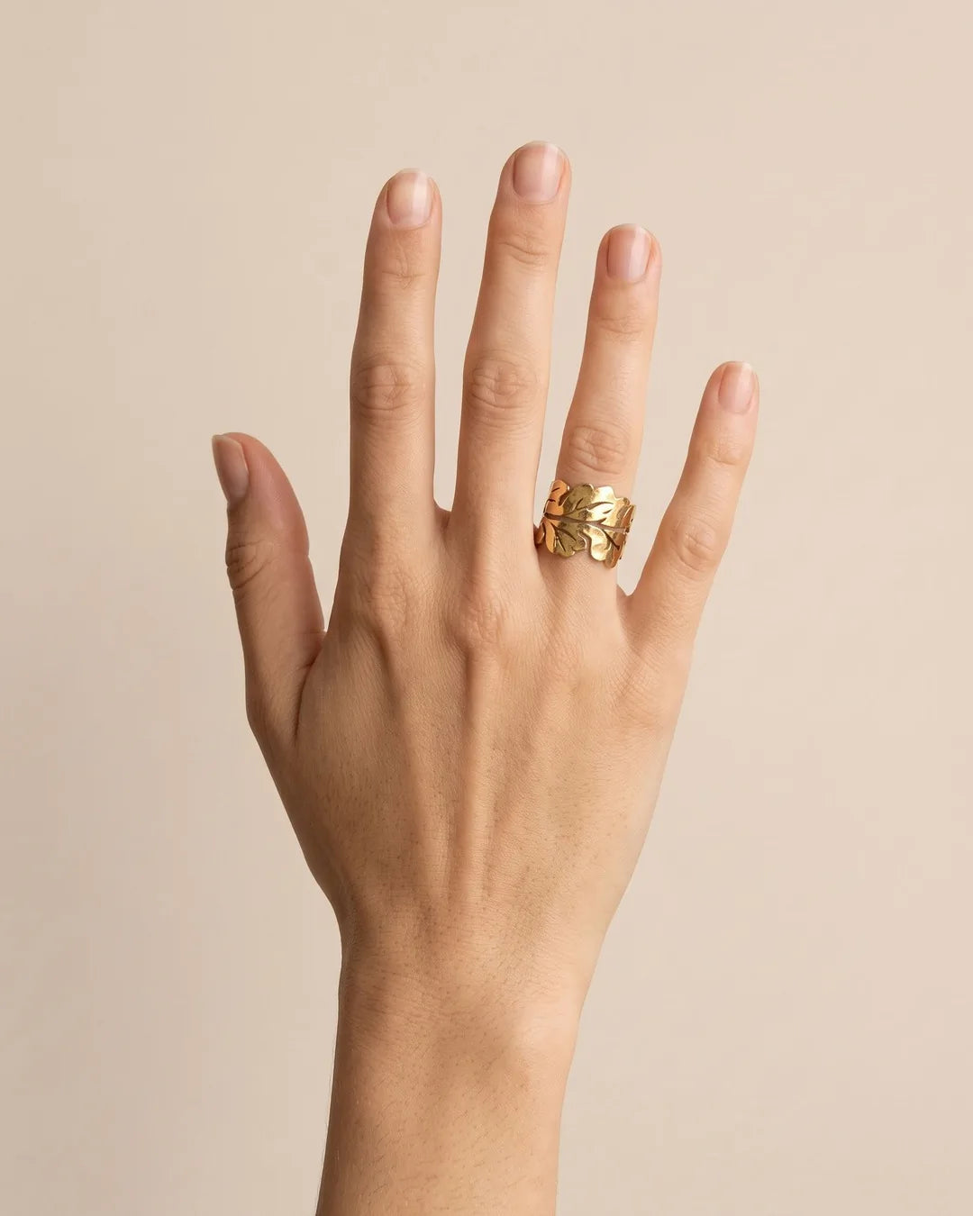 Bague Large Feuillage Ajouré Dorée portée