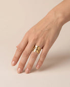 Bague Large Feuillage Ajouré Dorée portée, autre vue
