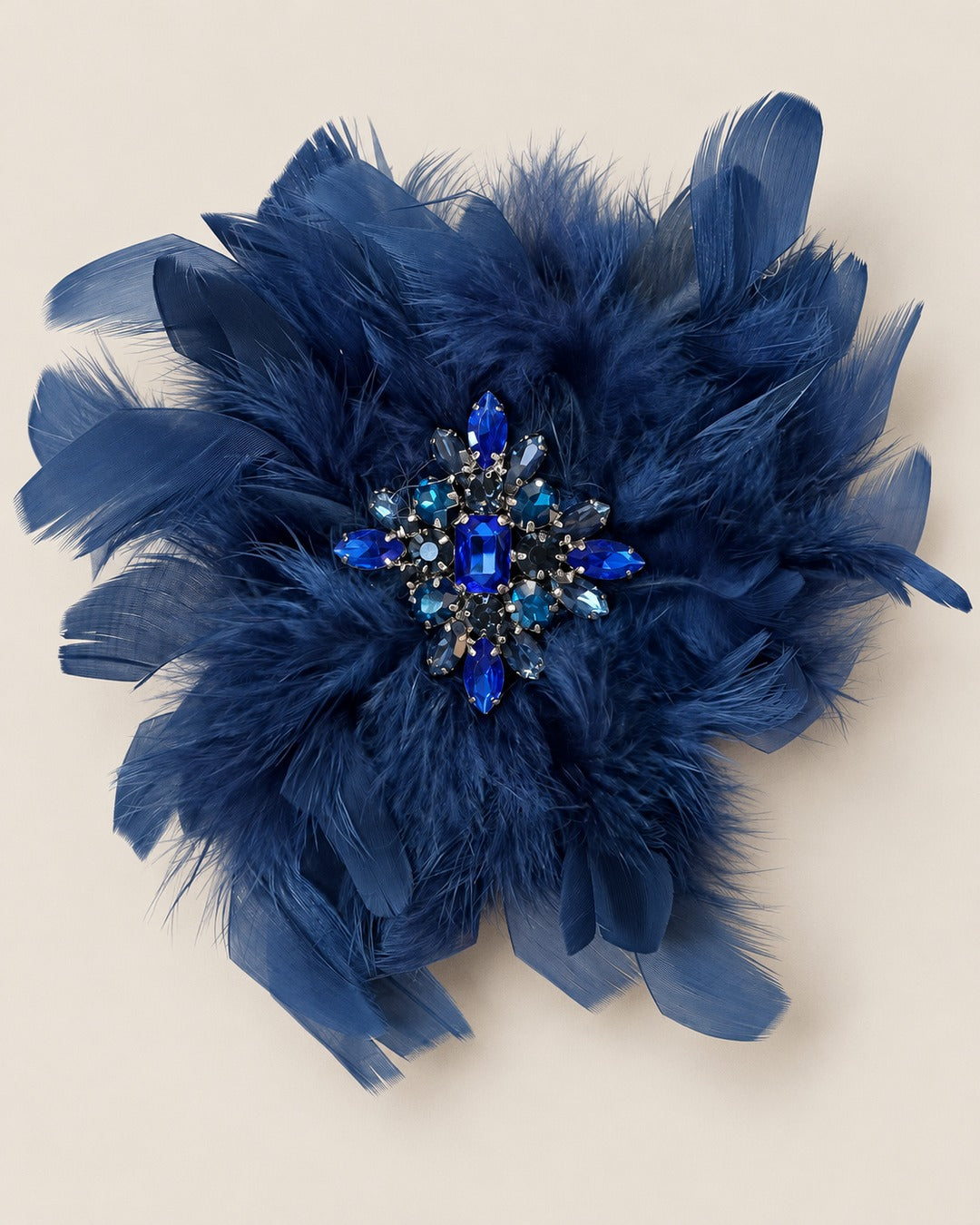 Broche Fleur Plumes Strass, variante bleu marine, packshot sur fond beige