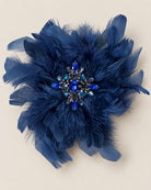 Broche Fleur Plumes Strass, variante bleu marine, packshot sur fond beige