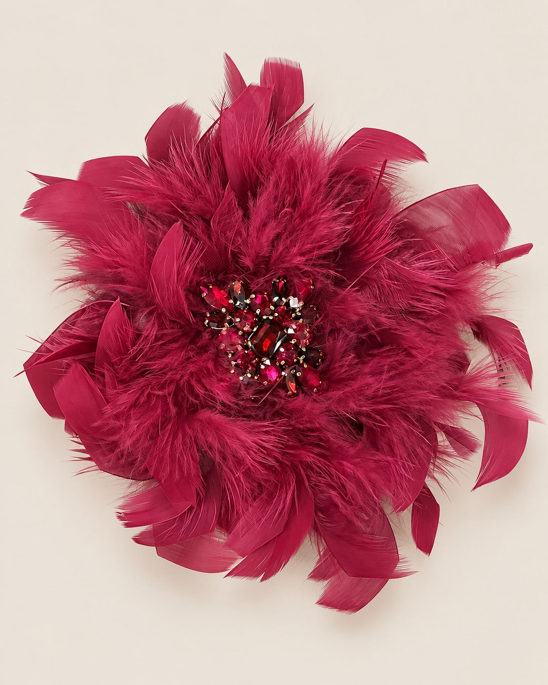 Broche Fleur Plumes Strass, packshot sur fond beige