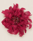 Broche Fleur Plumes Strass, packshot sur fond beige