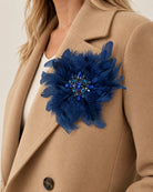 Broche Fleur Plumes Strass, variante bleu marine, portée