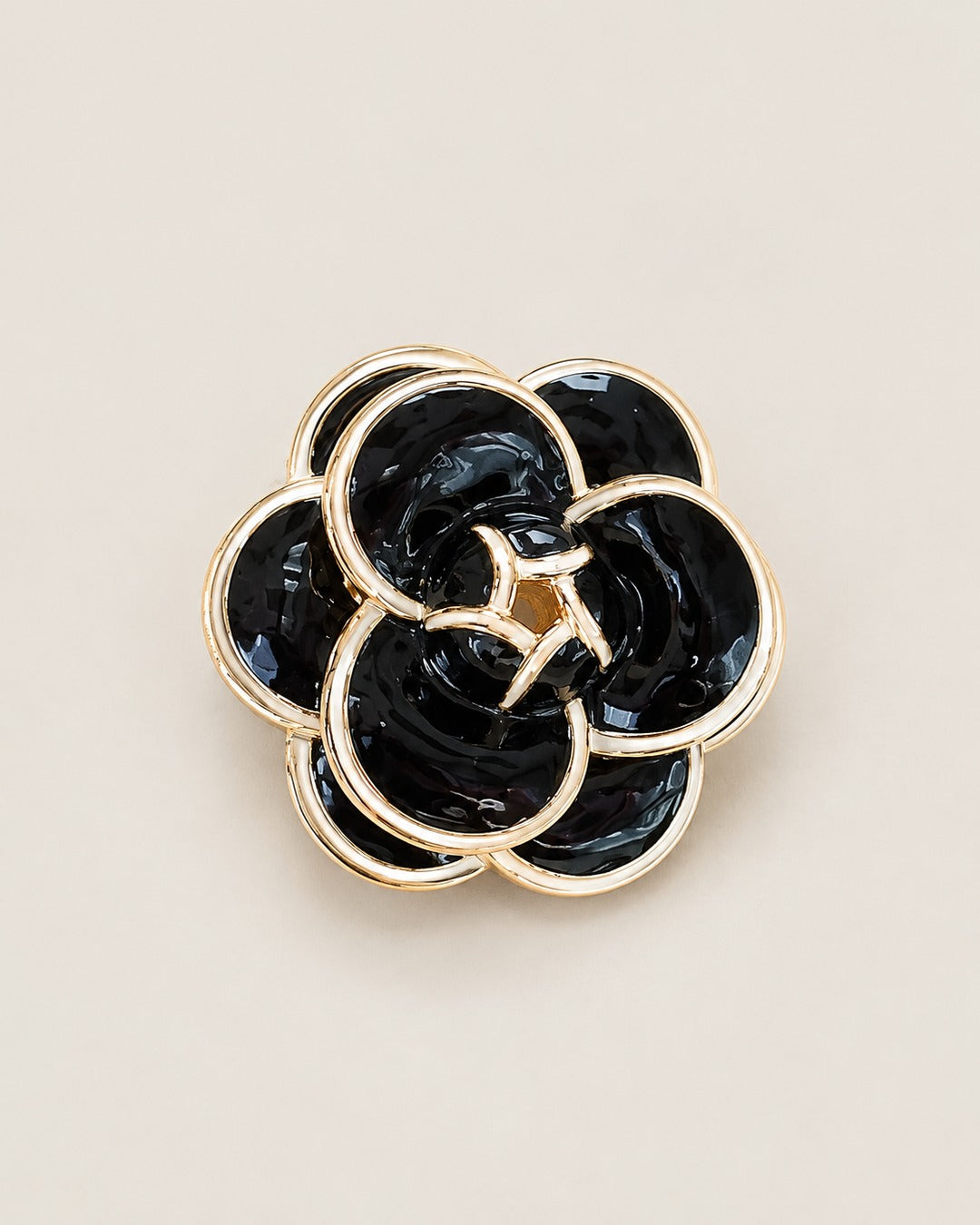 Broche Camélia Émaillée, packshot sur fond beige
