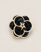 Broche Camélia Émaillée, packshot sur fond beige