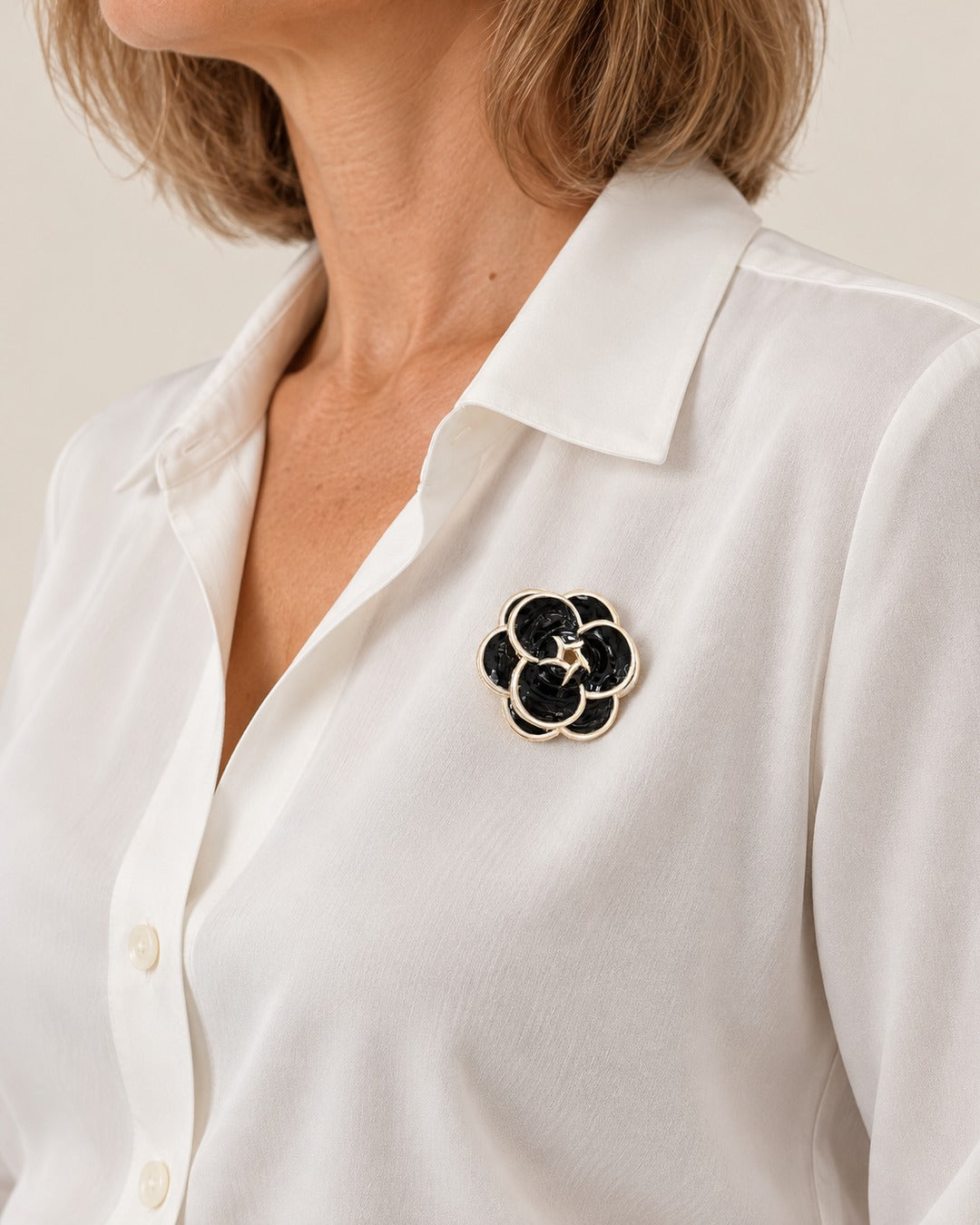 Broche Camélia Émaillée, portée