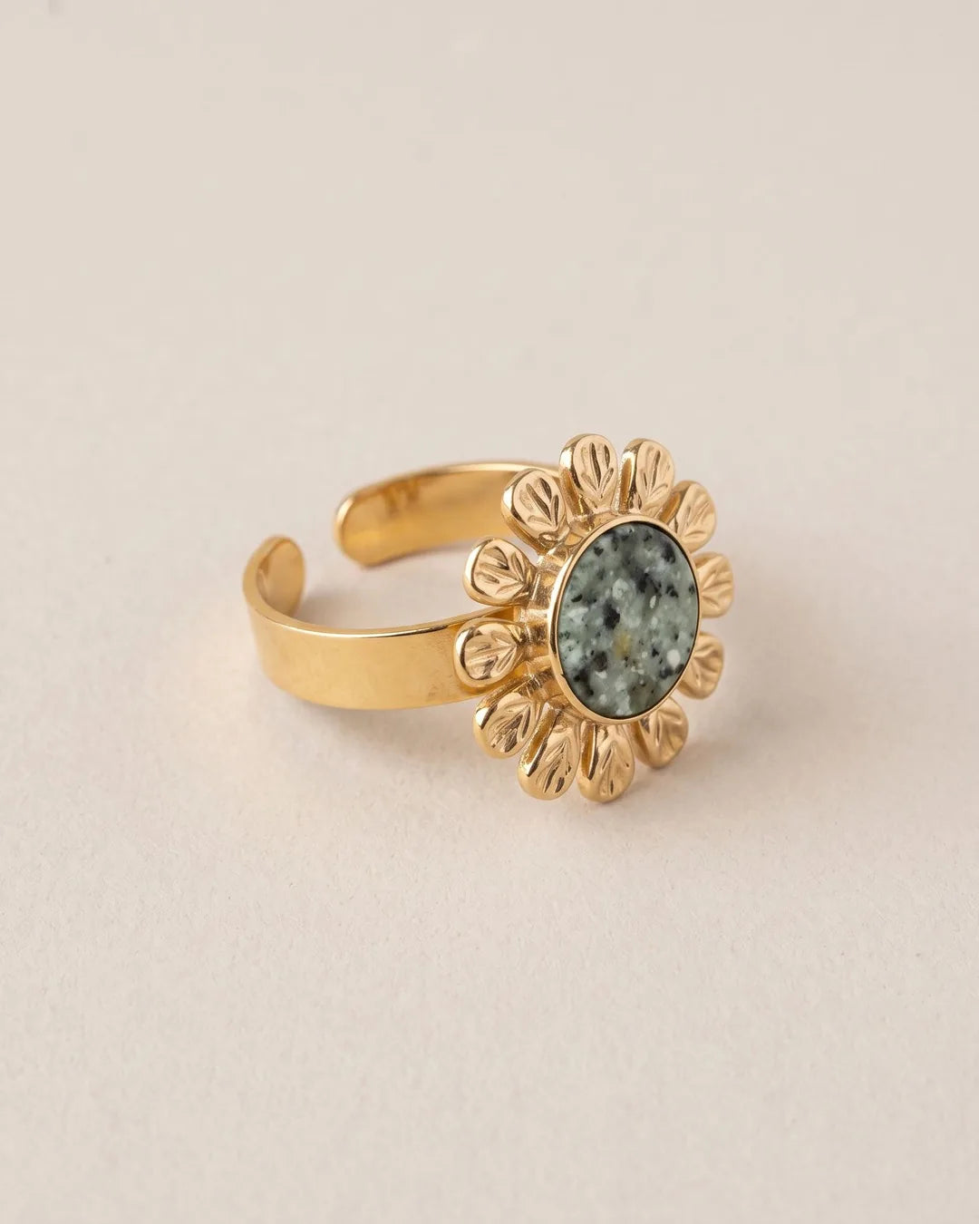 Bague Fleur Pierre Verte Dorée, packshot sur fond beige