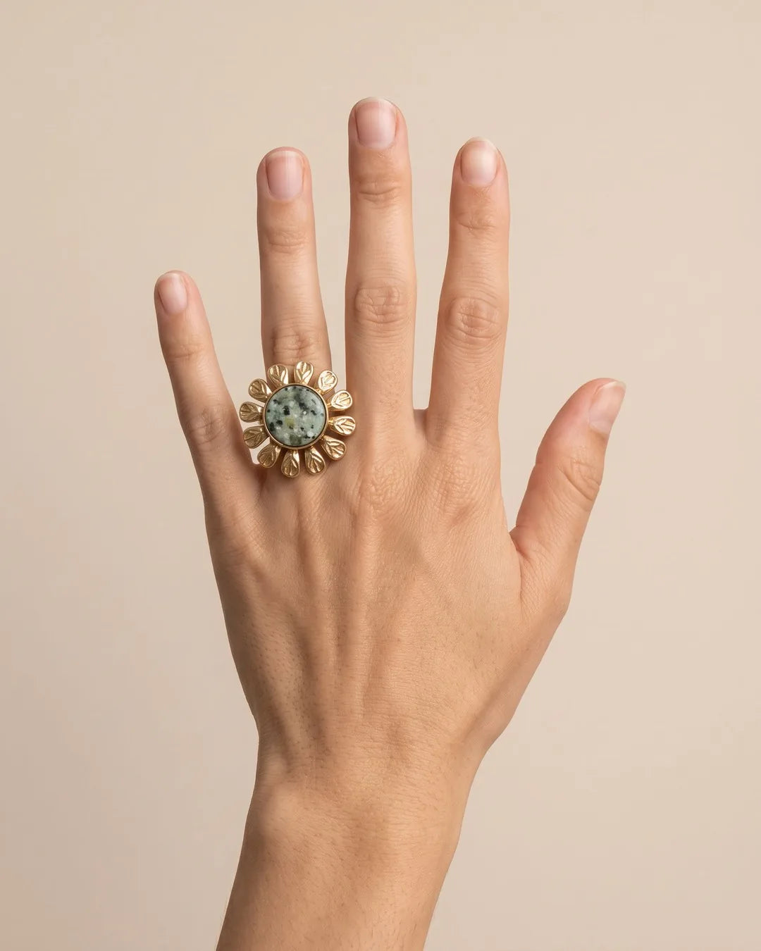 Bague Fleur Pierre Verte Dorée portée