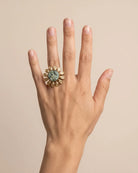 Bague Fleur Pierre Verte Dorée portée