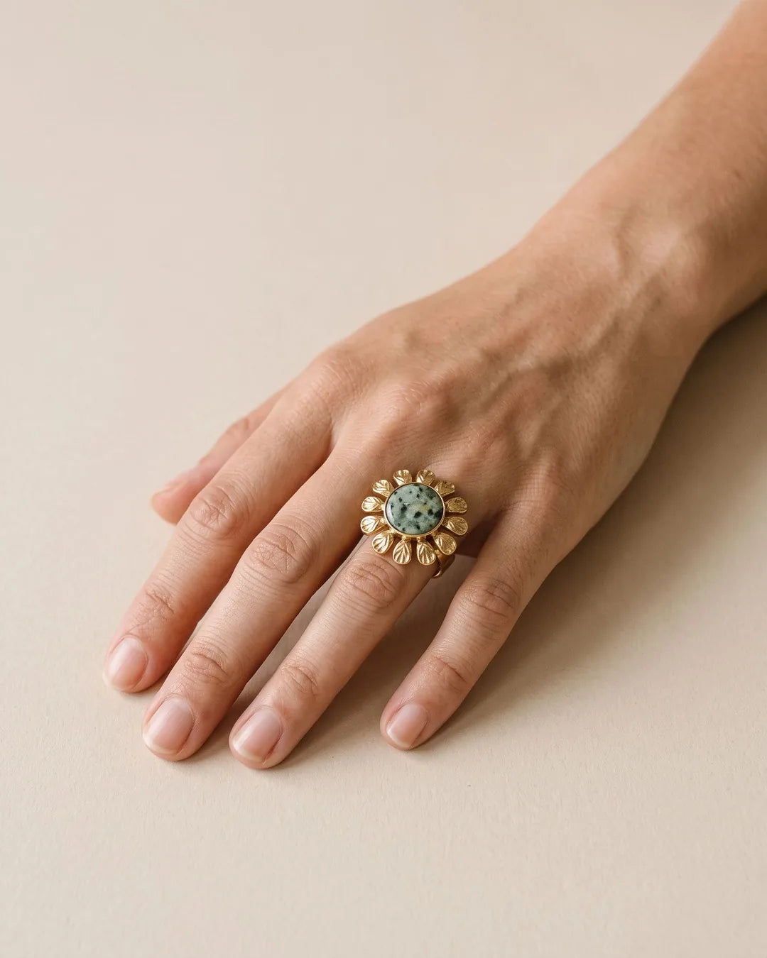 Bague Fleur Pierre Verte Dorée portée, autre vue