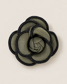 Broche Camélia Tissu Kaki, packshot sur fond beige