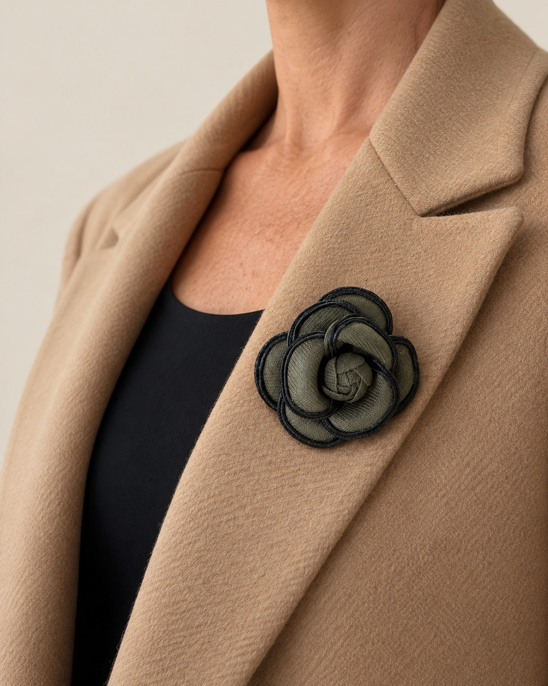 Broche Camélia Tissu Kaki, portée